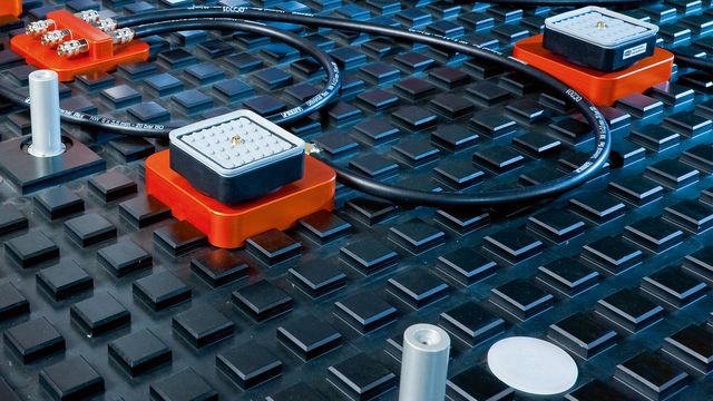 Highly flexible machining tables Highly flexible machining tables