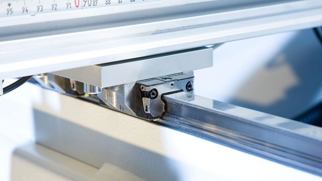 High precision ground linear guides with steel strip cover on all moving axes. High precision ground linear guides with steel strip cover on all moving axes.
