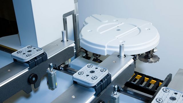 Traveling disk tool changer with 12 or 18 tool positions Traveling disk tool changer with 12 or 18 tool positions