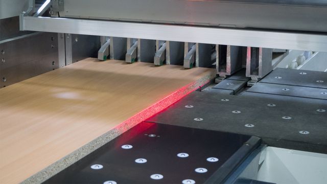 Laser-assisted display system for error-free part identification Laser-assisted display system for error-free part identification