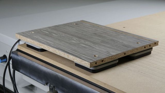 Special vacuums for the grid table allow e.g. horizontal drilling and profile processing on different workpieces. Special vacuums for the grid table allow e.g. horizontal drilling and profile processing on different workpieces.