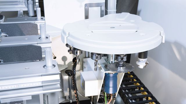 Traveling disk tool changer with 12 or 18 tool positions Traveling disk tool changer with 12 or 18 tool positions