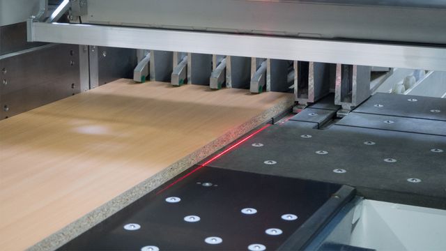 Laser-assisted display system for error-free part identification Laser-assisted display system for error-free part identification