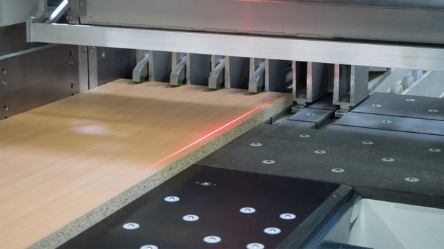 Laser-assisted display system for error-free part identification Laser-assisted display system for error-free part identification