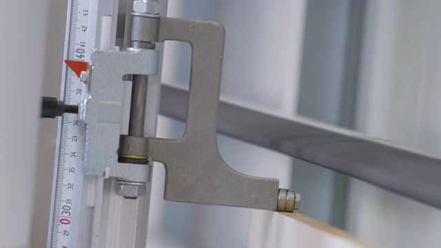 The strip stop ensures repeatable cutting to the width of the workpieces. The strip stop ensures repeatable cutting to the width of the workpieces.