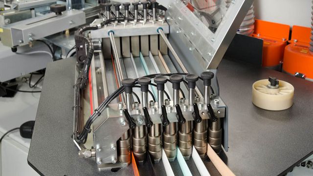 Simple handling – high flexibility with 6-fold edging feed Simple handling – high flexibility with 6-fold edging feed